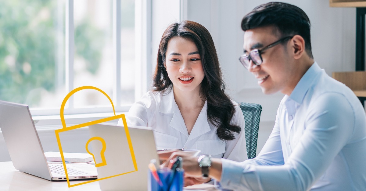 2 employees discussing with a laptop